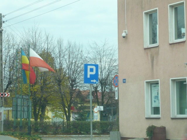 Te flagi obok urzędu wiszą 365 dni w roku i nie były zdejmowane od kilku lat. Na zdjęciu widać, że flaga Polski jest biało-pomarańczowa...
Dlaczego nikt nawet tej flagi nie wymienił na nowszą?