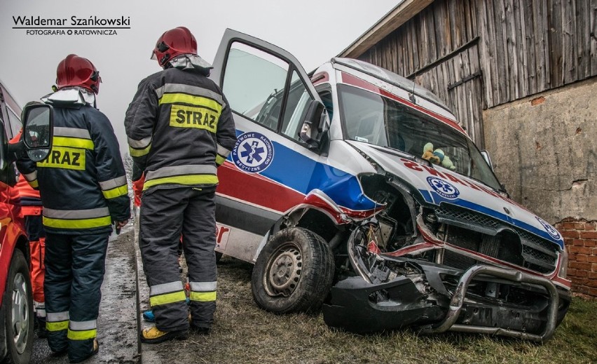 Wypadek na DK 12. BMW zderzyło się z ambulansem