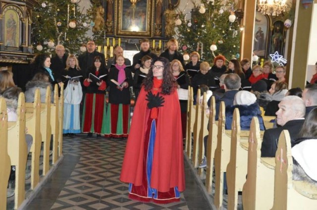 Chór Lutnia podczas niedawnego koncertu kolęd w kościele w Dąbrówce Malborskiej.