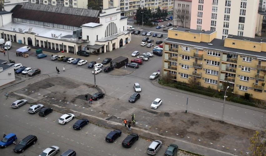 Trwa wytyczanie nowych stanowisk do handlu na targowisku przy hali w Piotrkowie