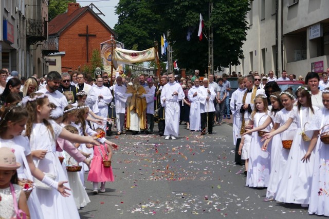 Procesja Bożego Ciała w Parafii świętego Mikołaja w Grójcu. Więcej na kolejnych slajdach.