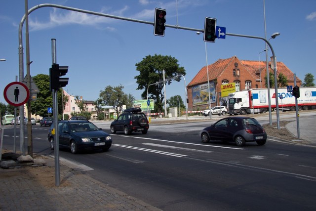 Utrudnienia z przejazdem przez skrzyżowanie ulic: Wrocławskiej, Uczniowskiej i de Gaulle'a, wynikają z jego przebudowy