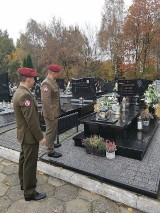 Żołnierze 25. Brygady zapalili znicze na mogiłach wojskowych, m.in. gen. Tadeusza Buka [ZDJĘCIA]