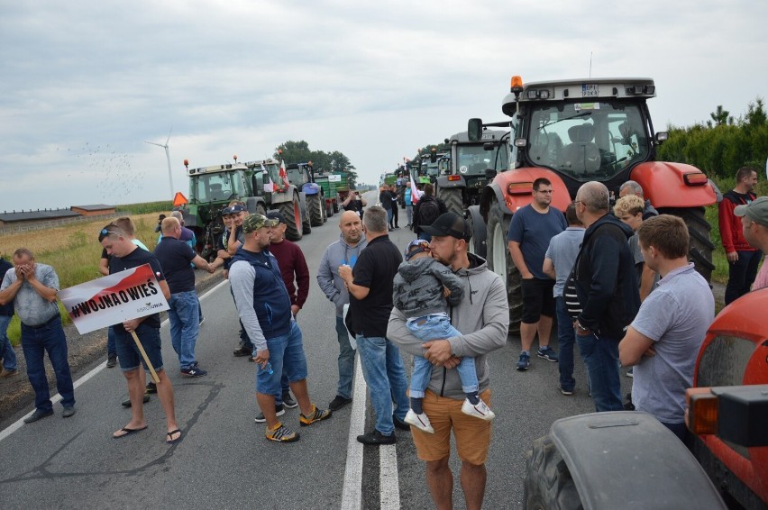 Protest rolników na DK12 pod Piotrkowem. Agrounia zablokowała drogę na dwa dni, 04.08.2021 ZDJĘCIA, WIDEO