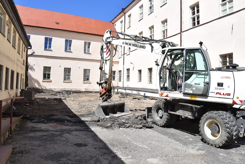 Remont parkingu przy kaliskim starostwie. Wejście do wydziału komunikacji przeniesione ZDJĘCIA