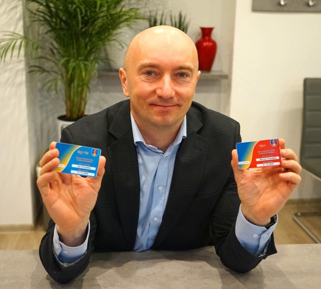 Wójt Marcin Kiwior z dwiema wersjami Skrezyszowskiej Karty Seniora: Standard i Premium