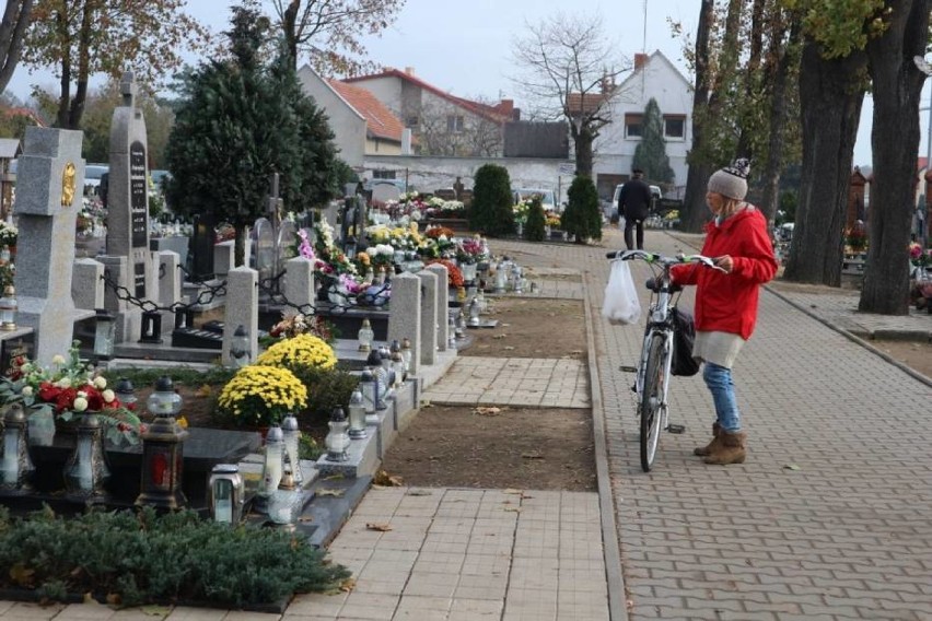 Gostyń. Na cmentarzu parafialnym w Gostyniu trwają przygotowania do Wszystkich Świętych 2020. Czy nekropolia będzie oblężona? [ZDJĘCIA]