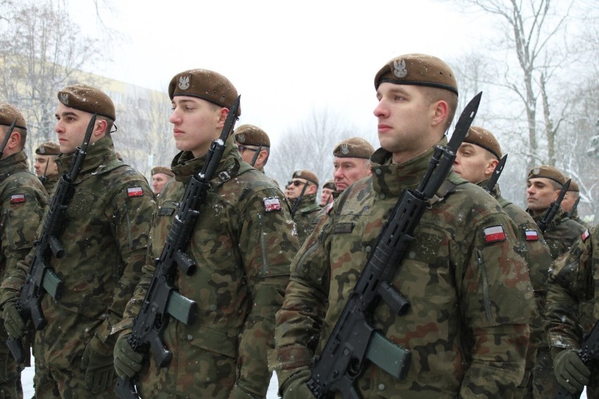 Przysięga żołnierzy z 9 Łódzkiej Brygady Obrony Terytorialnej w Radomsku. ZDJĘCIA, FILM