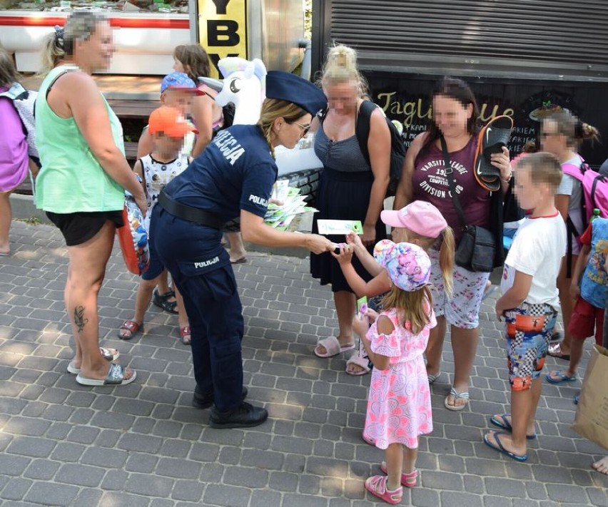 Podczas wakacyjnej akcji „Plaża” we Władysławowie i Chłapowie, policjanci pouczali jak spędzać bezpiecznie czas nad wodą