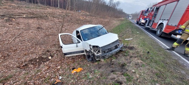 Rozbity samochód znajdował się na poboczu drogi, ranna osoba została przetransportowana do szpitala w Poznaniu.