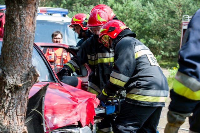 Ćwiczenia służb ratowniczych w Julianowie Raduckim odbyły się w czwartek, 29 czerwca. Wzięli w nich udział policjanci, strażacy i ratownicy medyczni. Przedstawiciele poszczególnych służb ratowali rannego kierowcę po wypadku i gasili pożar w lesie. Były to tak zwane wojewódzkie ćwiczenia zgrywające.