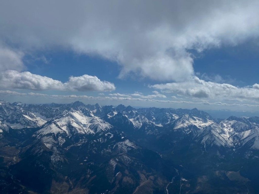 Tak obecnie wyglądają Tatry z lotu ptaka. Niesamowity widok pustych gór [8.05.]