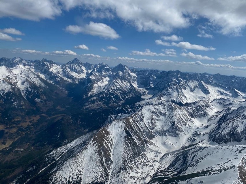 Tak obecnie wyglądają Tatry z lotu ptaka. Niesamowity widok pustych gór [8.05.]