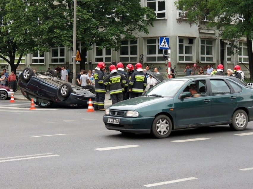 Wrocław:Wypadek na Poznańskiej, auto dachowało (ZDJĘCIA)