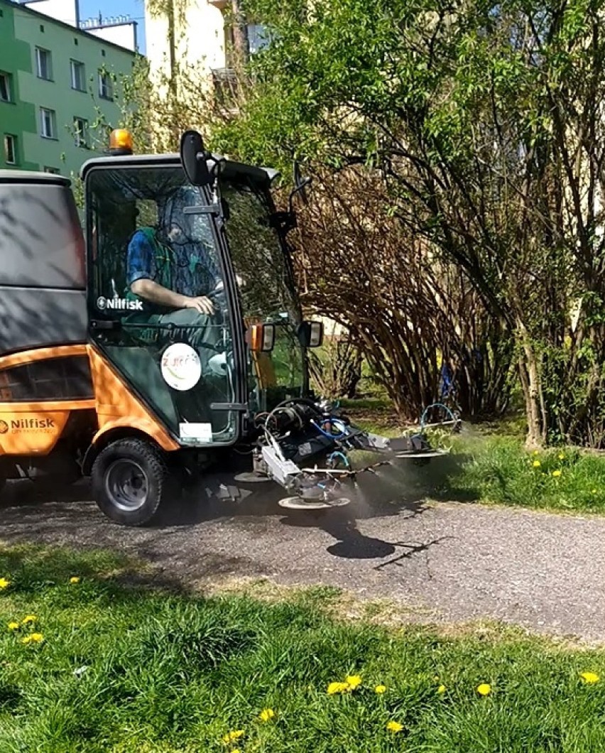 Akcja dezynfekcyjna w Oświęcimiu. Służby komunalne przeprowadziły odkażanie w miejscach najbardziej uczęszczanych przez mieszkańców ZDJĘCIA