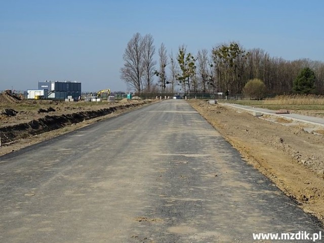 Na nowej drodze wykonawca położył już pierwszą warstwę asfaltu, koniec prac jest zaplanowany na jesień tego roku.