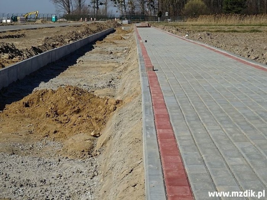 Budują nową drogę wokół lotniska w Radomiu. Kierowcy pojadą nią jesienią tego roku