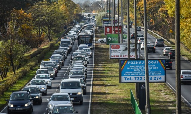 Trwa dzień Wszystkich Świętych. Mieszkańcy Bydgoszczy muszą liczyć się z utrudnieniami na drogach.

Korki jak zwykle tworzyły się w okolicach cmentarzy. Największe przy ulicy Fordońskiej w kierunku Wiślanej. 

Wielu mieszkańc&oacute;w Bydgoszczy zdecydowało się jednak podr&oacute;żować komunikacją miejską.

W okresie Wszystkich Świętych uruchomiono dodatkowe linie specjalne: m.in. 108; 109; 110.
linia autobusowa nr 107 (01.11.2018 r.) na trasie Wyścigowa &ndash; Fordońska &ndash; Rejewskiego &ndash; Akademicka &ndash; Przylesie,
linia autobusowa nr 108 (31.10. - 02.11.2018 r.) na trasie Kapuściska &ndash; Wojska Polskiego &ndash; Trasa Uniwersytecka &ndash; Dworzec Autobusowy &ndash; Ogińskiego &ndash; Powstańc&oacute;w Wielkopolskich &ndash; Wyszyńskiego (Cmentarz Bielawy) &ndash; Modrzewiowa &ndash; Sułkowskiego &ndash; Leśne,
linia autobusowa nr 109 (31.10. - 02.11.2018 r.) na trasie Tatrzańskie &ndash; Pelplińska &ndash; Twardzickiego &ndash; Korfantego &ndash; Akademicka &ndash; S. Kaliskiego &ndash; Fordońska &ndash; Kamienna &ndash; Pileckiego &ndash; Grunwaldzka &ndash; Kolbego &ndash; Rekinowa,
linia autobusowa nr 110 (31.10 - 02.11.2018 r.) na trasie Błonie &ndash; Szubińska &ndash; Kruszwicka &ndash; Focha &ndash; węzeł Garbary &ndash; Kr&oacute;lowej Jadwigi &ndash; Warszawska (Dworcowa) &ndash; Dworzec Gł&oacute;wny &ndash; Zygmunta Augusta &ndash; Zaświat &ndash; Pileckiego &ndash; Pileckiego / Żeglarska.

Autobusy poszczeg&oacute;lnych linii w godz. ok. 09:00 - 18:00 kursują ze zwiększoną częstotliwością:
- nr 69 i 89 &ndash; łącznie, co ok. 5 minut,
- nr 65 &ndash; co ok. 7,5 minuty,
- nr 79 i zaT8 &ndash; co ok. 10 minut,
- nr 52, 53, 64, 67, 68 i 74 &ndash; co ok. 12 minut,
- nr 55, 83 &ndash; co ok. 15 minut,
- nr 73 &ndash; co ok. 60 minut,


&lt;center&gt;
Flesz - bezpieczne dziecko. To musisz wiedzieć!
&lt;script class=&quot;XlinkEmbedScript&quot; data-width=&quot;640&quot; data-height=&quot;360&quot; data-url=&quot;//get.x-link.pl/056ce21f-99e9-b6b3-d0e7-47a9399c5c58,fd55b8af-4abc-e769-dda9-72a08e93d6af,embed.html&quot; type=&quot;application/javascript&quot; src=&quot;//prodxnews1blob.blob.core.windows.net/cdn/js/xlink-i.js?v1&quot;&gt;&lt;/script&gt;
&lt;/center&gt;