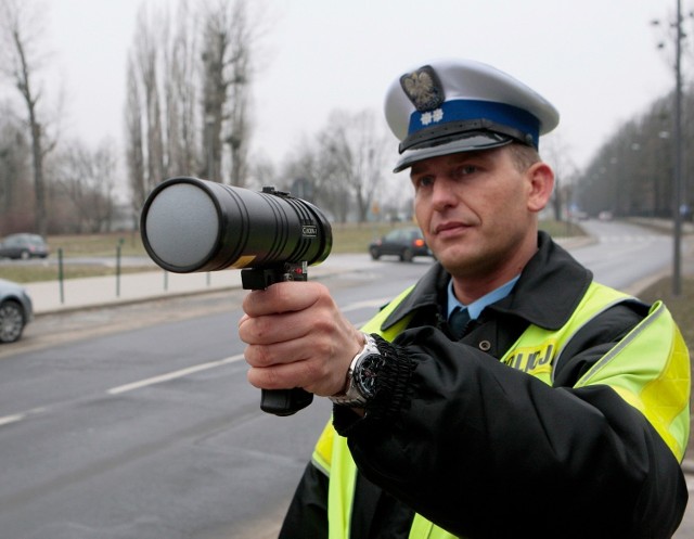 Zobacz obowiązujący w tym roku taryfikator mandatów. Sprawdź, ile zapłacisz za wykroczenia na drodze i ile dostaniesz punktów karnych.


Policja wypatruje kierowców przez lornetki i wystawia wysokie mandaty za używanie telefonów.
źródło: TVN24

