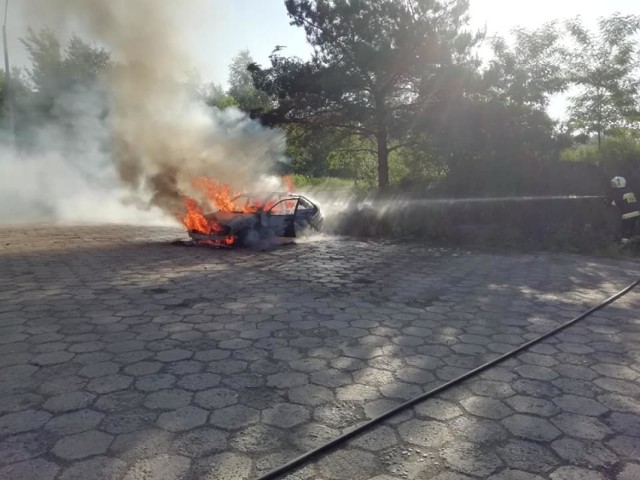 Mercedes spłonął przy ul. Bytomskiej w Piasku 11.06.2019.