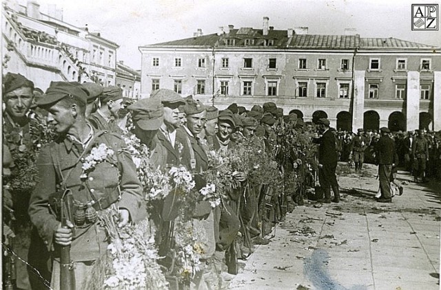 25 lipiec 1944 r. Partyzanci AK przed zamojskim Ratuszem