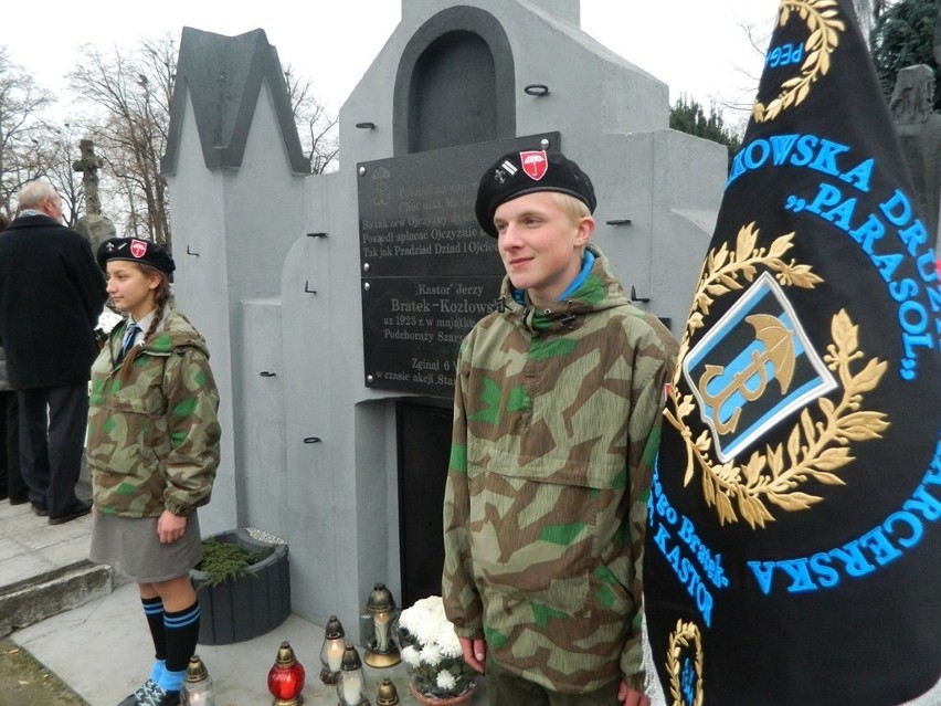 Harcerze z Błaszek przy grobie patrona - "Kastora"
