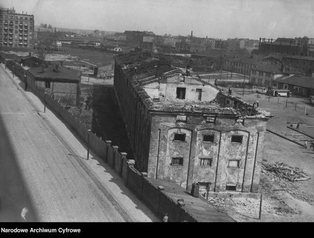 Widok Powiśla z wiaduktu mostu Poniatowskiego. Na pierwszym planie rozbiórka koszar Blocha przy al. 3 Maja. W tle z lewej kamienica przy al. 3 Maja 7, z prawej budynki gazowni przy ul. Ludnej ze zbiornikiem gazu.