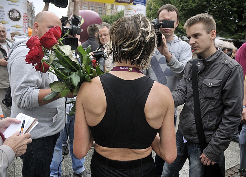 Maraton Solidarności 2012: Protest w imię solidarności. Feministki wręczyły róże biegaczkom ZDJĘCIA