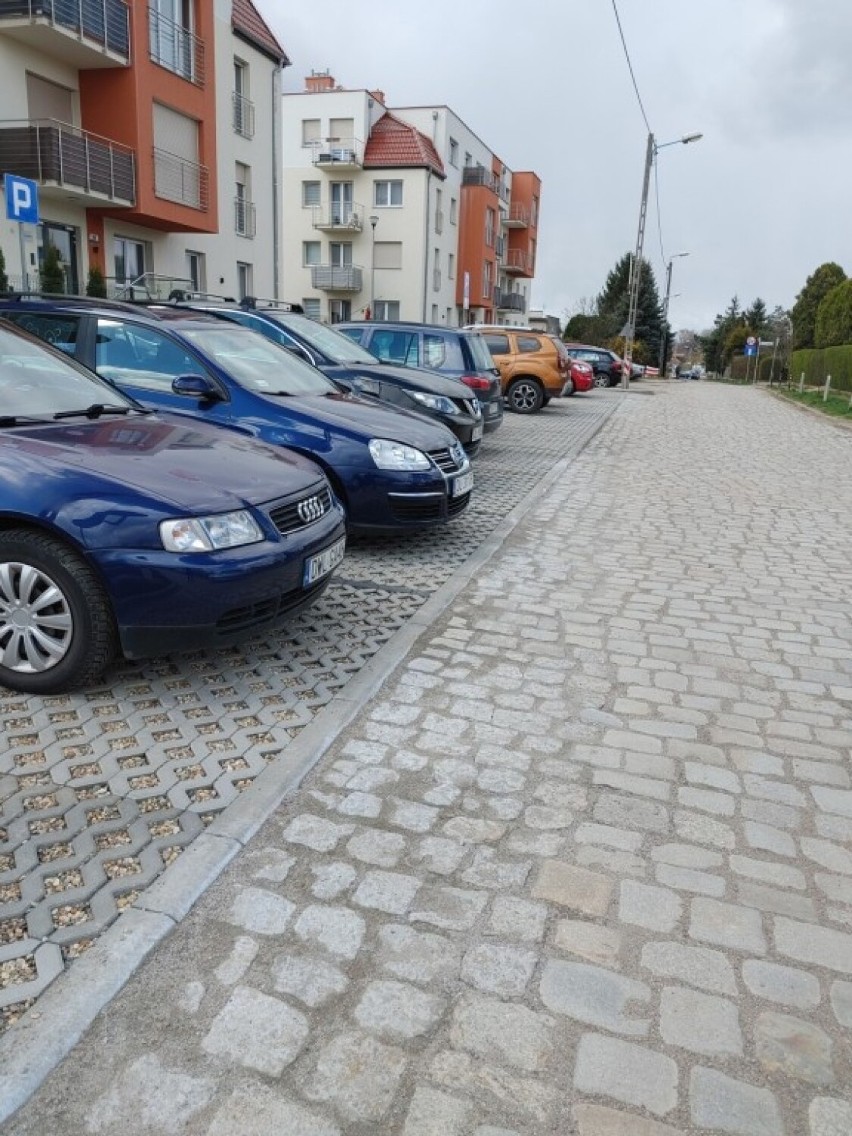 Zakończyła się budowa chodnika oraz miejsc postojowych na ulicy Wiązowej