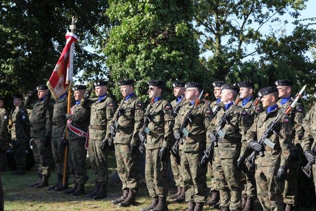 Żołnierze z 11.batalionu dowodzenia podczas uroczystości w Niegosławicach