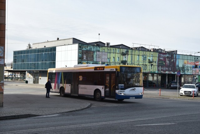Od 1 stycznia na nieczynnym do tej pory tarnowskim dworcu autobusowym zatrzymują się autobusy Kolei Małopolskich wożących pasażerów z gminy Tarnów oraz Lisia Góra.