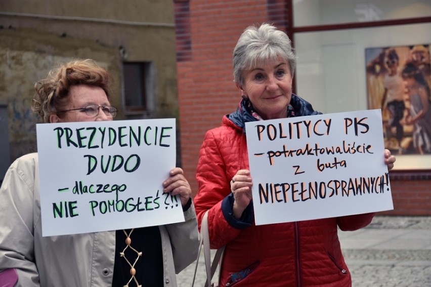 Protest niepełnosprawnych w Legnicy. Pojawili się też politycy - aktualizacja [ZDJĘCIA, FILM]