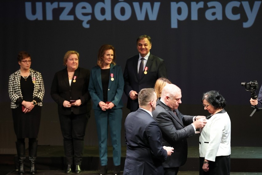 XII Małopolska Konferencja Publicznych Służb Zatrudnienia 2023. Medalami za długoletnią służbę wyróżniono 74 osoby