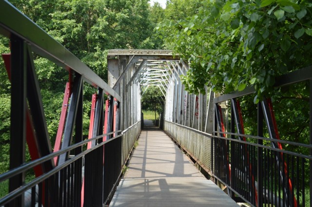 Kładki piesze w żagańskim parku. Most Kolejarzy stara i nowa część