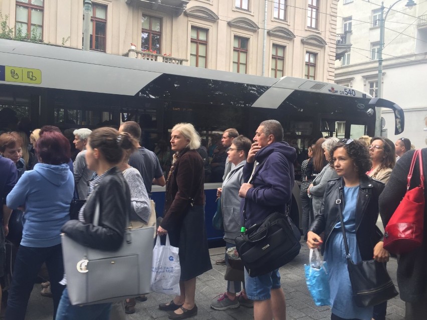 Kraków. Wielki korek na Łobzowskiej. Pasażerowie komunikacji miejskiej muszą czekać kilkadziesiąt minut na przyjazd autobusu