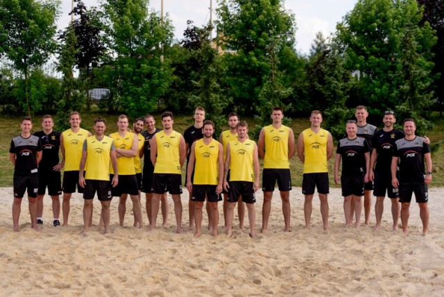 Zawodnicy PGE Skry Bełchatów tego lata odbyli już kilka jednostek treningowych na boisku do siatkówki plażowej