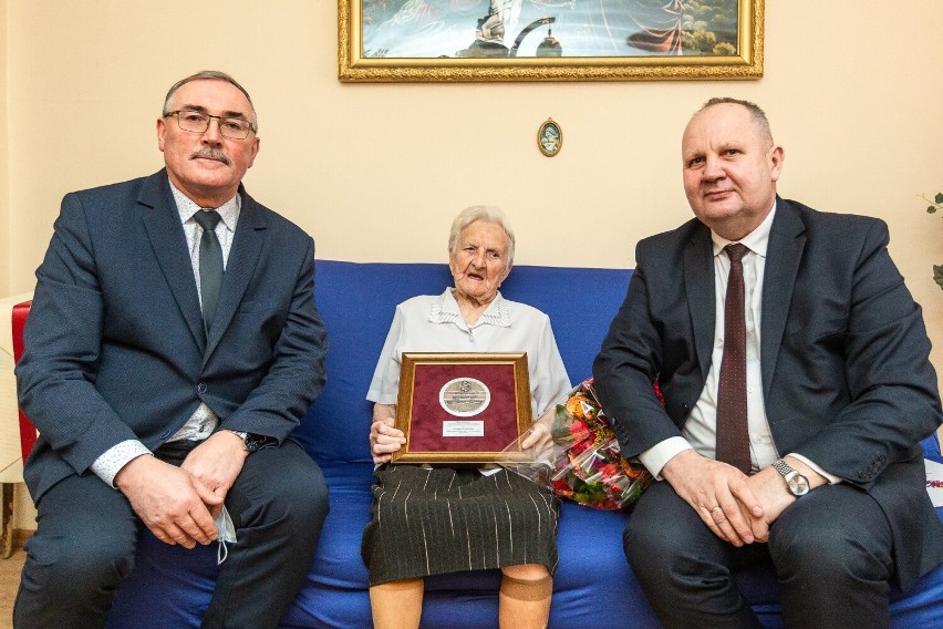 Mieszkanka Stępowa koło Rypina skończyła 100 lat. Otrzymała medal od marszałka województwa