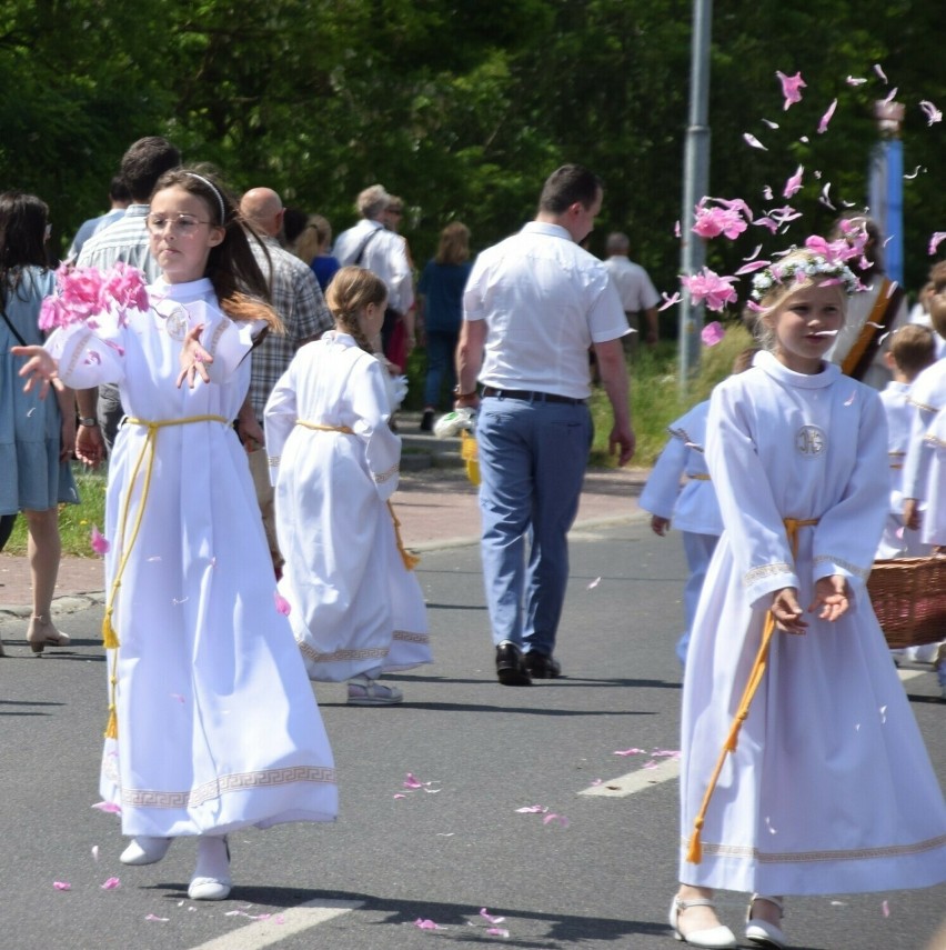 Boże Ciało: Sztuka sypania kwiatów podczas procesji (parafia...