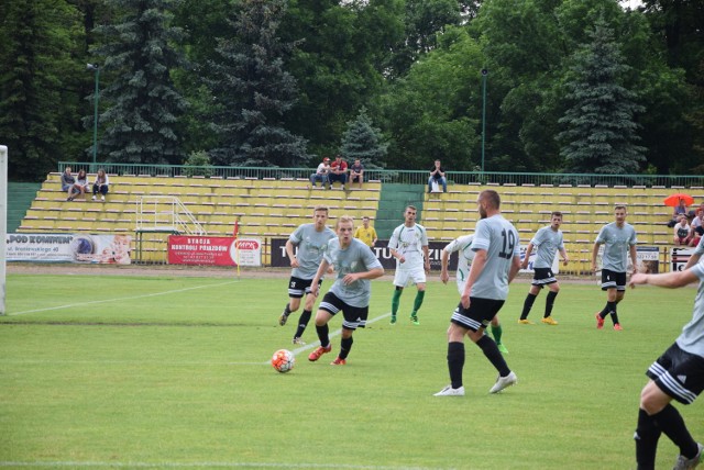 Piłkarze Pelikana (szare stroje) utrzymali się w III lidze