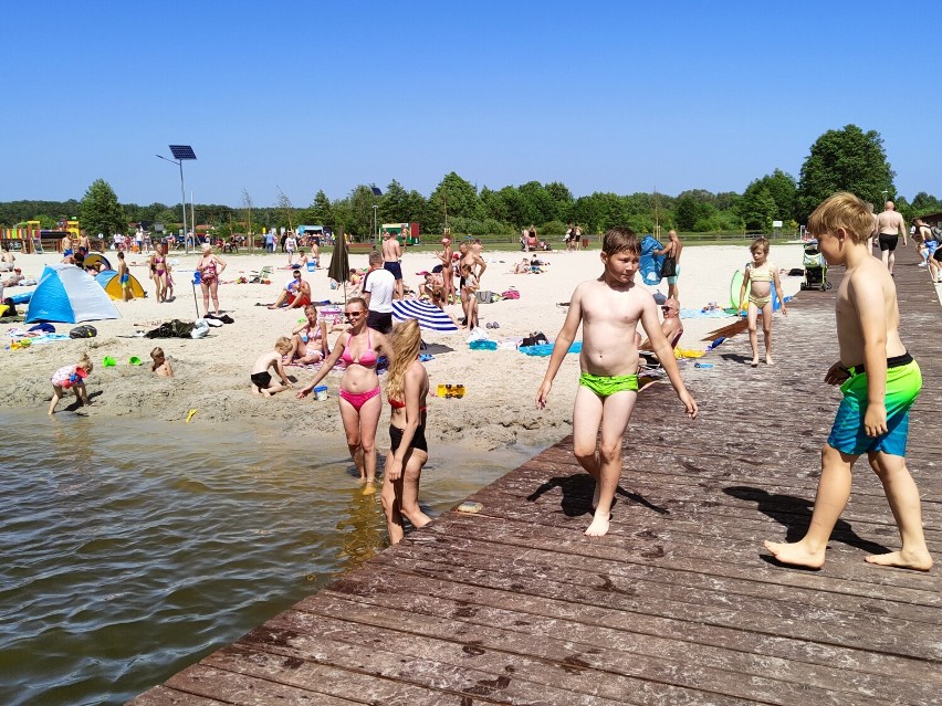 Tak plażowicze bawili się na kąpielisku w Nowych...