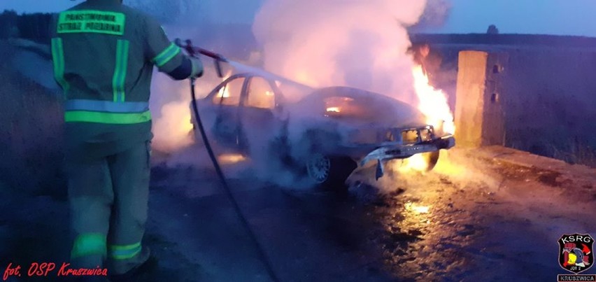 Pod Inowrocławiem spłonął samochód osobowy [zdjęcia]