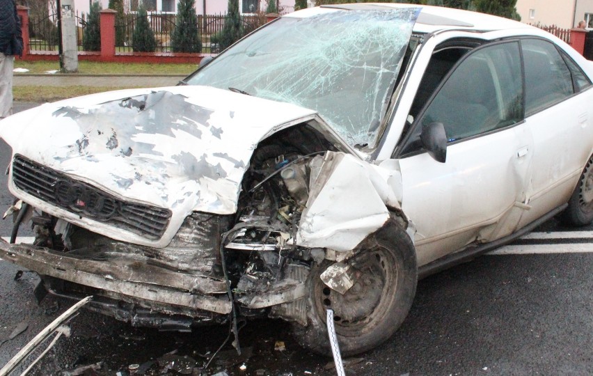 Kogutek. Wypadek z udziałem trzech samochodów na drodze krajowej 94. Trzy osoby zostały  ranne w czołowym zderzeniu