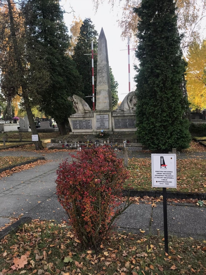 Cmentarz w Zawierciu liczy sobie też pełne tradycji pomniki.