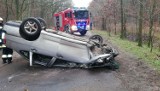 LUBISZYN-BRZEŹNO. Samochód osobowy wypadł z drogi, uderzył w drzewo i dachował. Kiedy na miejsce dotarły służby, kierowcy nie było