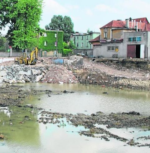 Po fabrykach Goplany i Metalplastu przy ul. Królowej Jadwigi został tylko głęboki wykop