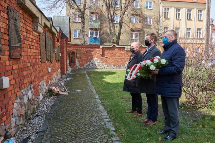 Przedstawiciele władz złożyli wiązanki kwiatów pod „Tablicą katyńską” i „Tablicą ofiar katastrofy lotniczej pod Smoleńskiem”
