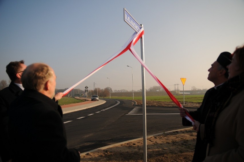 Symbolicznego otwarcia drogi dokonali: Adam Lewandowski,...