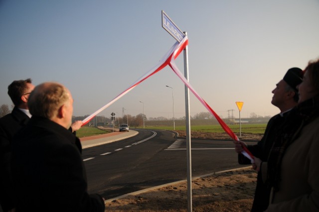 Symbolicznego otwarcia drogi dokonali: Adam Lewandowski, Piotr Florek, prałat Marian Brucki (dziekan dekanatu śremskiego i następca ks. Kajetańczyka) oraz Katarzyna Sarnowska - przewodnicząca Rady Miejskiej w Śremie.