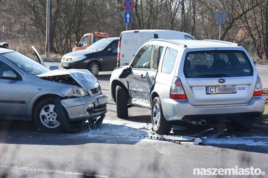 Na Szosie Bydgoskiej zderzyły się dwa samochody. Jedna osoba w szpitalu [wideo, zdjęcia]