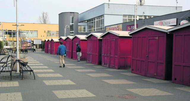 W centrum Pionek popularne miejsca handlu bazarowego wciąż jeszcze świecą pustkami.